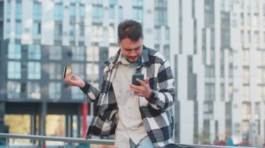 Sinirli işadamı, şehir merkezindeki bir caddede kredi kartını kontrol ederken dolandırıcılığı keşfetti. Üzgün adam turist aldatma kurbanı oldu, hesaptan para çalındı..