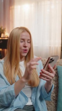 Genç bir kadın evde ürperiyor, telefonu kaydırıyor, büyük haberlere hayranlık duyuyor, internetten güzel bir zafer kazanıyor. Kanepedeki beyaz kız şaşkın şaşkın bakıyor. Şaşırtıcı bir jestti.