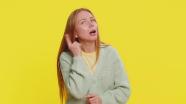 - Seni duyamıyorum. - Ne? Kafası karışmış, daha yüksek sesle tekrar etmek, bilgi sağırlığı duymak için kolunu kulağına yakın tutarak kaşlarını çatmış beyaz kadın seni duymaya çalışıyor. Sarı arka plandaki kız