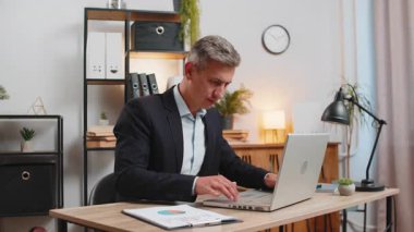 Sinirli işadamı dizüstü bilgisayarla ilgili yazılım sorunları yaşıyor, sinirli adam sinirleniyor, hata görüyor veya bilgisayar ekranında hata bildirimi yapıyor, deli çalışan virüs saldırısı ya da uygulama arızası yaşıyor.