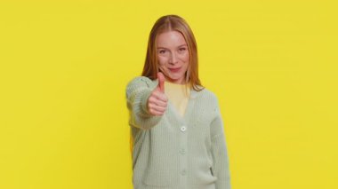 Gibi. Beyaz kadın bir şeyi onaylıyor ya da olumlu cevap veriyor. Reklamlar başarıyı kutlayan iyi bir geri bildirim gibi. Sarı arkaplanda izole edilmiş kız