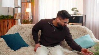 Evdeki Hintli adam deli gibi ceplerini ve yastık altlarını endişeli yüzlü kayıp anahtarlar için kontrol ediyor. Arap adam stres ve kafa karışıklığını hisseder ve onları tekrar bulduğunda rahatlar..