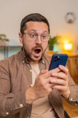 Aman Tanrım, vay canına. Kafkasyalı genç işadamı akıllı telefonu kullanarak ani galibiyet maçı, piyango golü başarısı ve iyi haberlerle şok oldu. Ofiste oturan profesyonel menajer serbest çalışan adam..