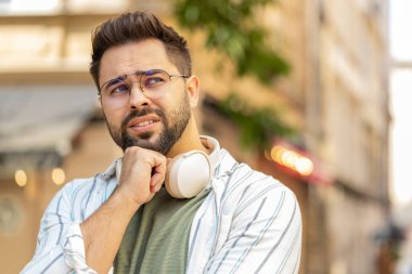 Üzgün ve mutsuz genç bir turist hayat endişeleri üzerine düşünüyor, haksız bir durumdan muzdarip. Sorun, kötü hissetme, tükenmiş keder. Hüsrana uğramış, yalnız, yetişkin bir adam şehir caddesinde dikiliyor..