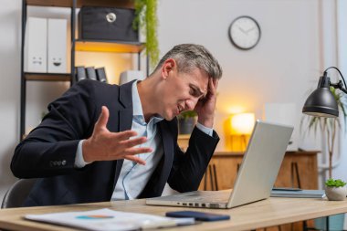 Kafkasyalı bir işadamı maddi sorunlardan endişe duyuyor, iş yerinde stres yapıyor. Tarz sahibi serbest çalışan adam para borçlarını, bütçe kayıplarını, iflasları hayal kırıklığına uğrattı. Fazla çalışma.