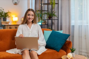 Serbest çalışan genç bir kadın dizüstü bilgisayar açıyor ve uzak bir proje üzerinde çalışıyor. Beyaz elbiseli beyaz kızın portresi, not defteri kullanıyor, mesajlar gönderiyor, online alışverişler yapıyor, ders çalışıyor, film seyrediyor. Yaşam biçimi