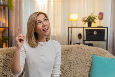 Orta yaşlı bir kadın evdeki kanepeye oturur ve şaşkınlıkla gözlerini açar. Aniden bir soruna çözüm bulur. Yetişkin kadın neşe ve berraklıkla tepki verir, ilham ve zihinsel başarı kıvılcımı hisseder..