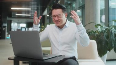 Üzücü genç Çinli işadamı dizüstü bilgisayarda yazı yazarak geziyor, beklenmedik piyango sonuçlarını kaybediyor, kötü haber, servet kaybı ofis lobisinde başarısız oluyor. Otel koridorunda üzgün bir serbest çalışan var..