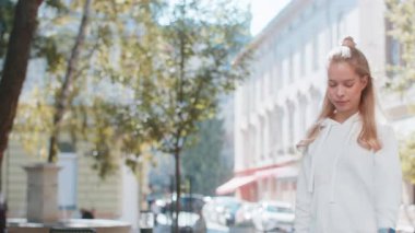 Dakik olmak için endişelenen genç bir kadın, nöbetteki anksiyete kontrolü, ulaşım için geç kalma, gecikme, dışarıda teslim tarihi. Genç kız turist şehir caddesinde yürüyor. Kasaba yaşam tarzları.