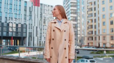 Aman Tanrım, vay canına. Kafkasyalı yetişkin kadın şaşırmış görünüyor, ani zafer, oyun kazanma, piyango hedefi başarısı, açık havada iyi haberler. Şehir merkezindeki caddede yumruk sallayan heyecanlı kız.