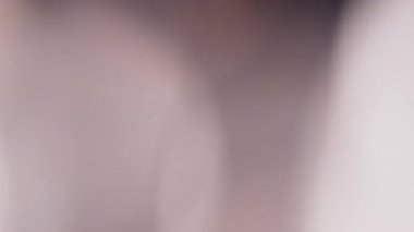 Işık sızıntısı 4K görüntüsü. Lens parlaklığı bokeh örtüleri, yanan alev arka planı. Görüntülerinizi birleştirmek, videoyu biçimlendirmek, dönüşümleri sağlamak için. Odaklanmış lamba flaş ışını etkisi. Işık titreşimleri ve ışıltı