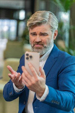 Takım elbiseli bir işadamı akıllı telefon daktilo ile arama yapıyor. Ani piyango sonuçlarını, kötü haberi, servet kaybı ofis lobisini kaybediyor. Koridorda cep telefonu olan üzgün bir girişimci..