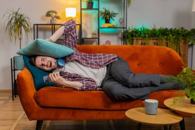 Komşularda tamirat. Sinirli, sinirli bir adam kanepeye uzanmış, gürültülü müziğin rahatsız ettiği yastıklarla kulaklarını kapatıyor ve baş ağrısı sessizliğinden muzdarip. Evde ses yalıtımı olmayan ince duvarlar.