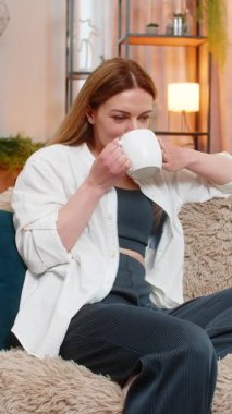 Orta yaşlı bir kadın sabahları evde sıcak çay içmeyi ve huzur içinde oturmayı sever. Mutlu yetişkin kız kendini sakin ve ağırbaşlı hissediyor, günün yavaş başlayan rahatlığı ve berraklığıyla..