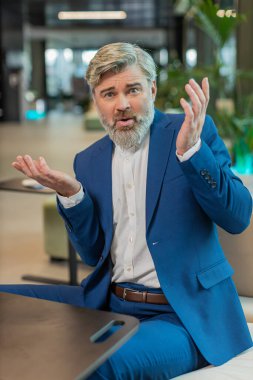 - Ne? - Neden? Öfkeli Kafkasyalı işadamı öfkeli bir ifadeyle el kaldırıyor, başarısızlık nedenini soruyor, sorunlardan kuşkulandığını gösteriyor. Ofis lobisinde oturan takım elbiseli sakallı adam..