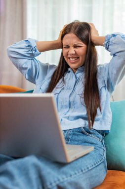 Evdeki kanepede oturup dizüstü bilgisayar kullanan sinirli bir kadın. Anksiyete stresi yaşıyor, internette arama yapıyor, bilgi alamıyor. Oda odasında Netbook 'ta kötü haber kaybına şaşırmış bir kız. Bilgisayar virüsü