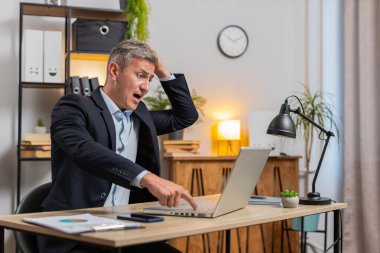 Sinirli işadamı dizüstü bilgisayarla ilgili yazılım sorunları yaşıyor, sinirli adam sinirleniyor, hata görüyor veya bilgisayar ekranında hata bildirimi yapıyor, deli çalışan virüs saldırısı ya da uygulama arızası yaşıyor.