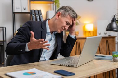 Kafkasyalı bir işadamı maddi sorunlardan endişe duyuyor, iş yerinde stres yapıyor. Tarz sahibi serbest çalışan adam para borçlarını, bütçe kayıplarını, iflasları hayal kırıklığına uğrattı. Fazla çalışma.