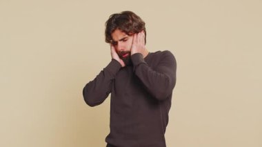 Duymak ve dinlemek istemiyorum. Sinirli sinirli Lübnanlı adam kulak tıkayarak hayır diyor, nahoş sesleri görmezden gelerek tavsiyelerden kaçınıyor. Hintli İspanyol adam bej arka planda yalnız.