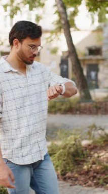 Dakik olmaktan korkan bir adam vardiyasını kontrol etmek için kaygılı, işe geç kalan ya da nakledilen, geciken, dışarıda son teslim tarihi olan. Şehir caddesinde yürüyen Hintli bir turist. Kasaba yaşam tarzı