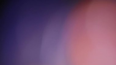 Işık, soyut 4K görüntülerini sızdırır. Yanıp sönen çember mercek parıltısı bokeh, bulanık renk arkaplanının odaklanmamış doğal animasyonunu örtüyor. Çekimleriniz üzerinde birleştirme, videoyu biçimlendirme, geçişler