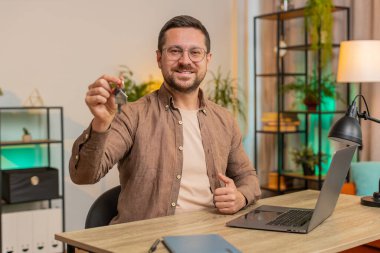 Genç iş adamı emlakçı el kaldırıyor. Yeni evin anahtarlarını gösteriyor. Kiralık ev alıyor, işyerinden ipotek kredisi alıyor. Dizüstü bilgisayar kullanan serbest çalışan mutlu bir borsacı..