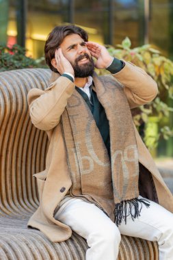 Şehir merkezindeki caddede hasta Arap bir adam baş ağrısı çekiyor. Genç turist alnına ve şakaklarına bina karşısında masaj yapıyor. Migrenden muzdarip İspanyol işadamı.