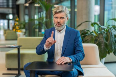 Olgun iş adamının portresi el sıkışıyor ve 