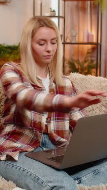 Genç yetişkin bir kadın evdeki kanepeye oturur, işini bitirdikten sonra dizüstü bilgisayarını mutlu bir gülümsemeyle kapatır. Sarışın kız başarıyı kutluyor. Mesleki sorumluluğunu tamamlamaktan gurur duyuyor ve rahatlıyor..