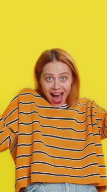 Aman Tanrım, vay canına. Heyecanlı kazanan kadın şaşkınlık içinde aşağıdan kameraya bakıyor. Büyük gözlerle. Başarı başarısını kutlayan ani zaferin şokuyla. Sarı arka plandaki kız