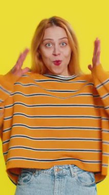 Aman Tanrım, vay canına. Heyecanlı kazanan kadın şaşkınlıkla el kaldırıyor kameraya büyük gözlerle bakıyor başarıyı kutlayan zaferin şokuyla iyi haberleri kutluyor. Sarı arka plandaki kız