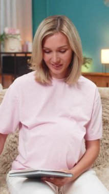 Hamile, orta yaşlı bir kadın bebek için yeni mektuplar yazıyor. Karnına bir zarf koyup sıcak dileklerde bulunuyor. Kanepede oturan beyaz kız gülümsüyor umut dolu bir mesaj kaydediyor..