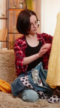 Genç odaklanmış bir kadın evdeki koltukta giysilerini düzenliyor, düşünceli bir bakışla durup neyi saklayacağına karar veriyor. Kız dikkatle düşünür, gardırobunu düzenler ve ikinci bir hayatı hak eden şeyleri düşünür..