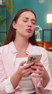 Kanepede oturan genç bir kadın maçı kaybettikten sonra üzgün üzgün gözlerle akıllı telefona bakıyor ve hayal kırıklığına uğruyor. Kafkasyalı kız üzgün ve ümitsiz hissediyor ve sakinleşmek için nefes alıyor..