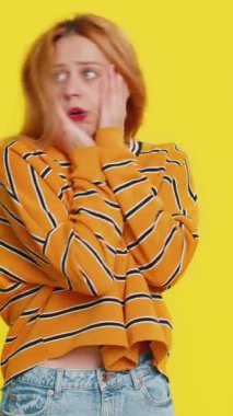 Stresli genç kadın tehlike sorunlarından korkuyor, fobisi var, anksiyete bozukluğu korkuyu gösteriyor hayır, güvensizlik, stres, panik. Korkak kız sarı arka planda izole edilmiş.