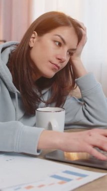 Yorgun, tembel, serbest çalışan bir genç kız. Masada, kanepenin üzerinde çalışıyor. Günün sonunda tek eliyle başını tutarak yorgun görünüyor. Evraklar, bir fincan kahve masada. Evden çalışan kadın.