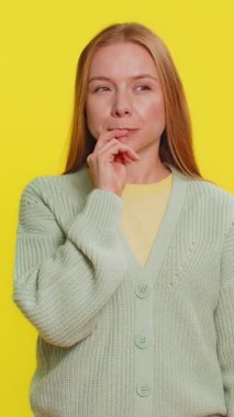 - İyi fikir. İlham verici orta yaşlı bir kadın, parmağını açık ağızla işaret ederek plan yapıyor, girişimde bulunuyor, Eureka jest sorunu çözümü için ilham kaynağı gösteriyor. Sarı arka planda izole edilmiş yetişkin bir kız.