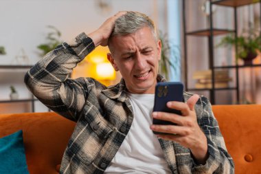 Üzgün, Kafkasyalı bir adam akıllı telefon daktilo kullanıyor, kaybediyor. Aniden piyango oyunu sonuçlarına şaşırıyor, kötü haber, servet kaybı, başarısızlık, teslim tarihi, virüs. Evde gri saçlı genç bir adam var..