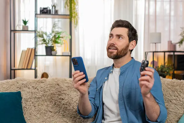 Evdeki genç adam akıllı telefondan haritayı kontrol ederken bir gezi planlıyordu, düşüncelere dalmıştı. Kafkasyalı adam koltukta oturuyor, arabanın anahtarlarını tutuyor, seyahat güzergahını dikkatlice düşünüyor.