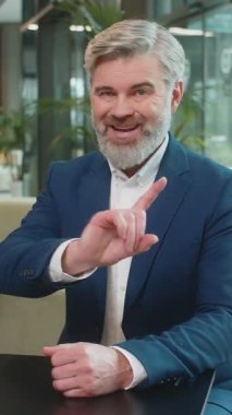 Olgun iş adamının portresi el sıkışıyor ve 