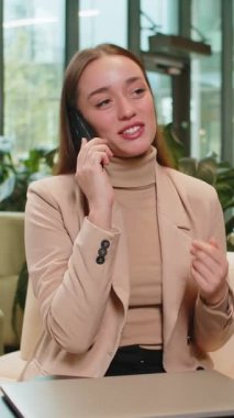 Telefon, iyi haber, dedikodu. Kafkasyalı genç iş kadını mutlu bir sürpriz. Akıllı telefondan hoş sohbetler ediyor. Modern ofis lobisinde arkadaşıyla eğleniyor. Otel odasında oturan bayan.