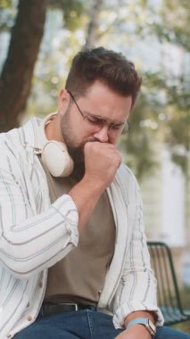 Şehirde bankta otururken öksüren beyaz, genç, yetişkin bir adam. Hasta erkek zatürreeden ya da akciğerlerinde iltihaplanmadan muzdarip. Gezgin hasta, ateşi, nezlesi, virüsü ya da gribi var..