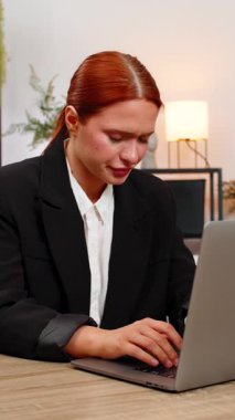 Merkez ofisteki genç iş kadını dizüstü bilgisayarda çalışırken yutkunurken acı hisseder ve endişeye kapılır. Masadaki serbest çalışan kız sıcak zencefilli çay içiyor rahatlatıcı bir rahatlama arıyor ama rutin görevlerine devam ediyor.