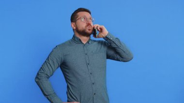 Gözlüklü ilgisiz bir adam akıllı telefonda can sıkıcı konuşmalar yapıyor. Adam, arkadaşıyla cep telefonu konuşmaktan yorgun düşmüş. Çevrimiçi konuşmayı mavi arka planda izole etmiş.