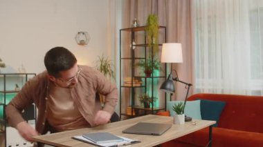 Kafkas genç iş adamı dizüstü bilgisayarı açıyor ve ofis masasında otururken proje üzerinde çalışıyor. Yetişkin adam internet üzerinde çalışıyor, mesajlar gönderiyor, online alışverişler yapıyor, film izliyor..