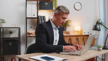 Ne diyecegimi bilmiyorum. Takım elbiseli şaşkın genç işadamı ev ofisinde dizüstü bilgisayarla çalışıyor. Serbest çalışan, belirsiz bir soru hakkında utanır, bilgisiz olur, şüpheleri olur, cevabı yoktur..