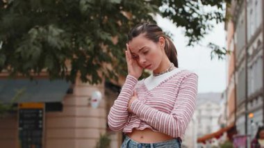 Mutsuz, Kafkasyalı genç bir kadın hayat endişeleri üzerine düşünür, açık havada adaletsiz bir durumdan muzdarip olur. Sorun, kötü hissetme, tükenme, keder. Şehir caddesinde hayal kırıklığına uğramış yalnız kız.