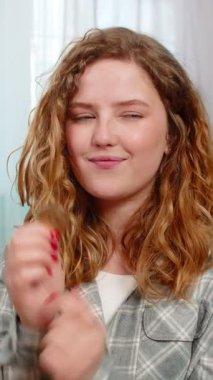 Altın Bitcoin BTC 'yi elinde tutan genç bir kadın. Kripto yatırım seçeneklerini incelikle analiz ediyor. Kanepede oturan beyaz saçlı kız finansal stratejinin dijital para birimi planladığını düşünüyor.