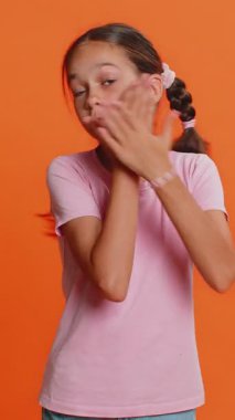 Hiçbir şey söylemeyeceğim. Korkmuş genç kız çocuk elleriyle ağzını kapatıyor, kamera karşısında korkmuş görünüyor hayır, korkunç gerçeği söylemeyi reddediyor inanılmaz bir sır..