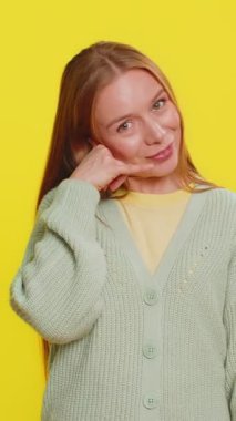 Ara beni, bu iletişim numarası. Beyaz, orta yaşlı, olgun bir kadın kameraya bakıyor. Telefon jesti yapıyor, konuşmak istiyor. Çevrimiçi hizmet teklifi ilanı sarı arka planda